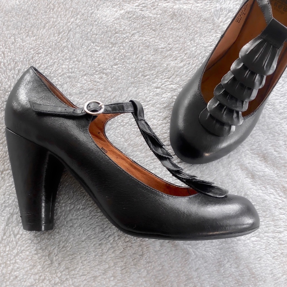CROWN VINTAGE • Petal Leather T-Strap Pumps